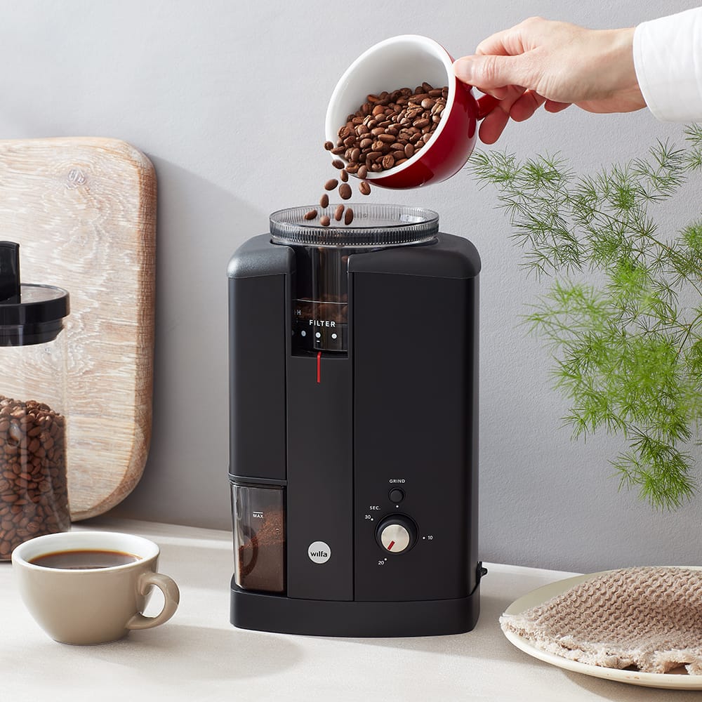 Wilfa Svart Aroma Precision Coffee Grinder (Black) + Hario Drip Kettle Air Bundle