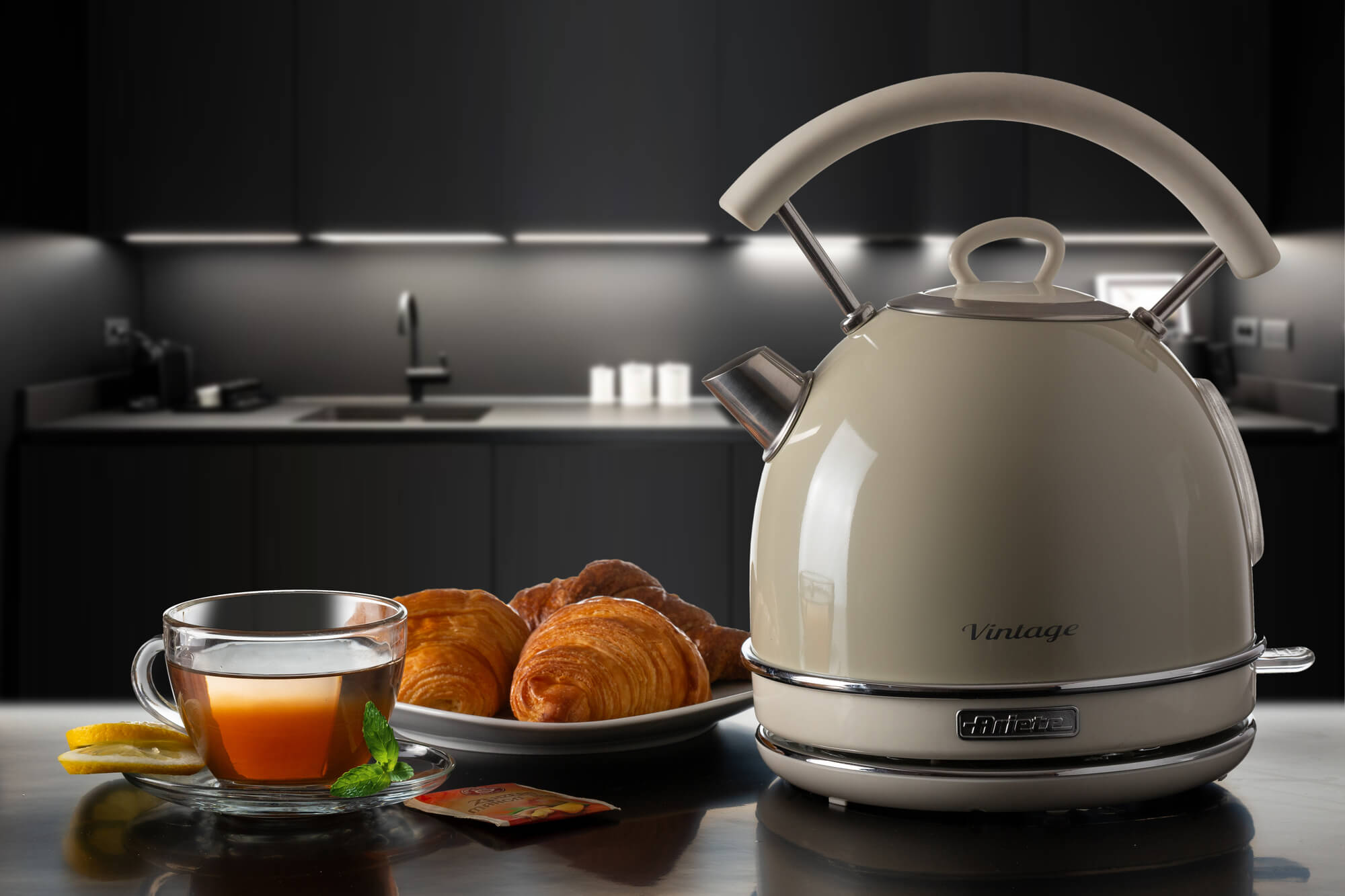 ARIETE - Vintage 1.7L Dome Kettle - Cream - 2877/03 - Kitchenary
