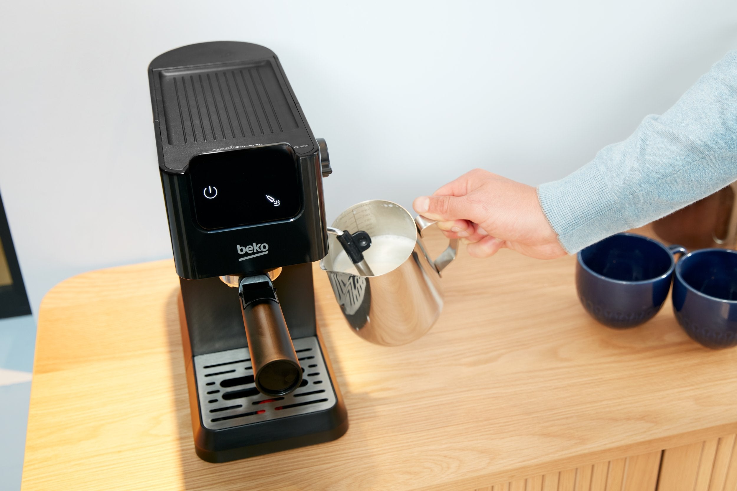 BEKO - CaffeExperto Manual Espresso Coffee Machine with Steam Wand - Black - CEG5302B - Kitchenary